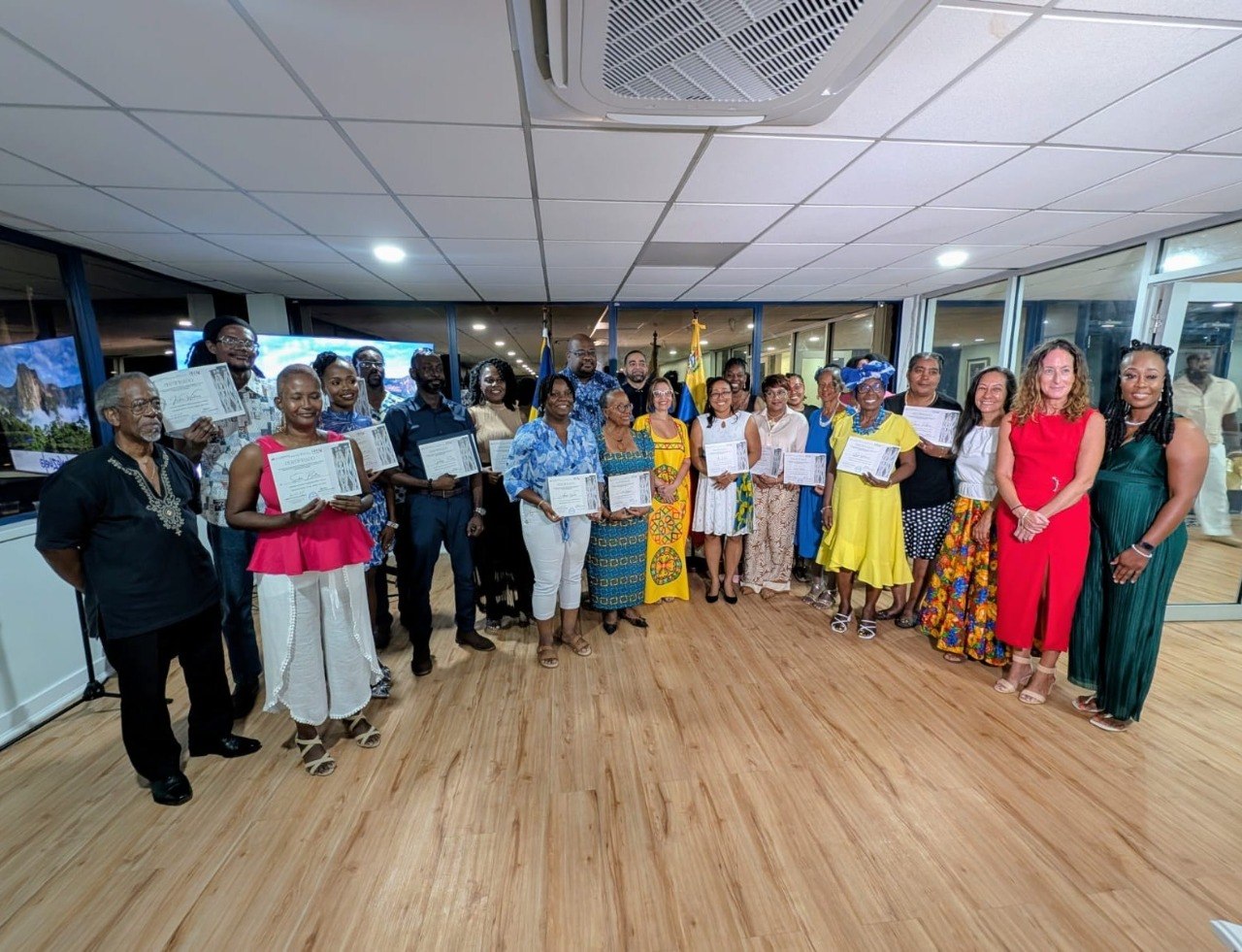 Venezuela consolida cooperación cultural en Barbados con nueva graduación de estudiantes de idioma español